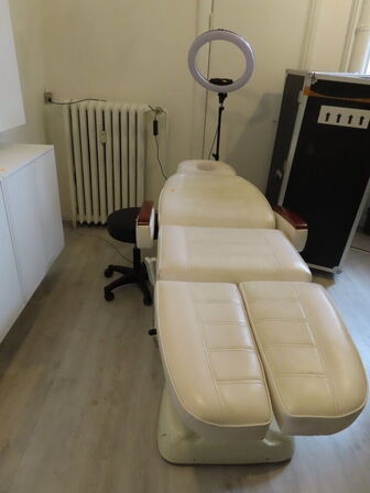 El-behandlerbriks med skammel og lampe