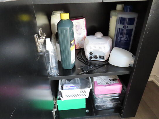 Behandlerbord, stol og reol med indhold