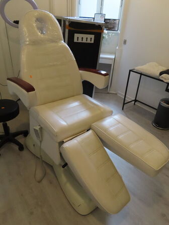 El-behandlerbriks med skammel og lampe