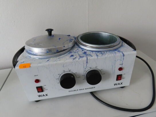 Div. møbler og vogne med indhold