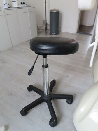 El-behandlerbriks med skammel og lampe