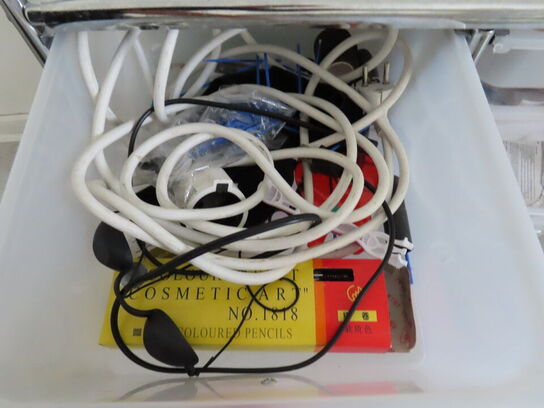 Div. møbler og vogne med indhold