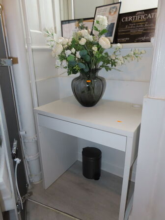 LOT Ændret! Div. møbler og vogne med indhold