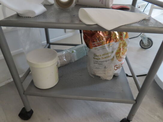 Div. møbler og vogne med indhold