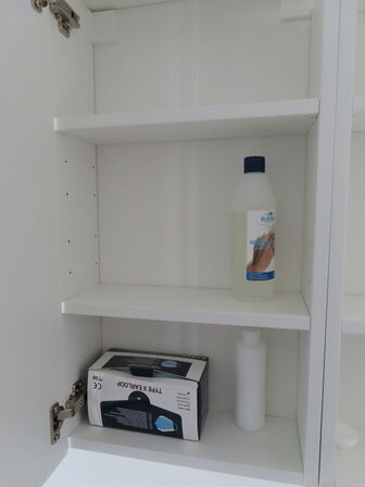 Div. møbler og vogne med indhold