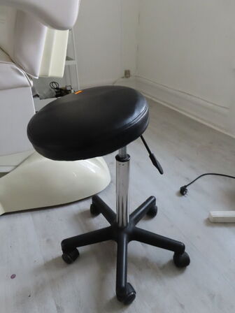 El-behandlerbriks med skammel og lampe