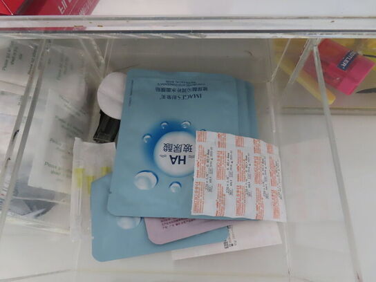 Div. møbler og vogne med indhold