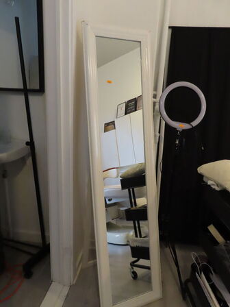 LOT Ændret! Div. møbler og vogne med indhold