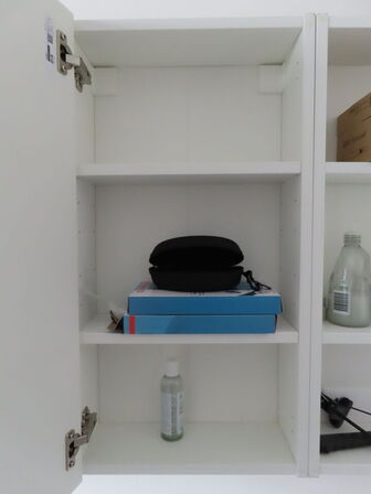 Div. møbler og vogne med indhold