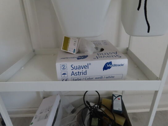 Div. møbler og vogne med indhold