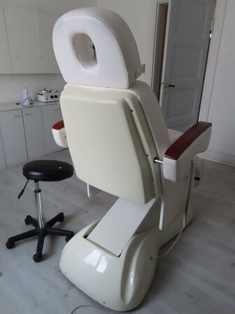 El-behandlerbriks med skammel og lampe