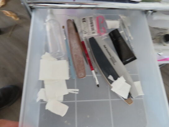 Behandlerbord, stol, skammel og vogne med indhold