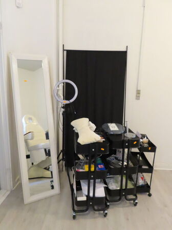 LOT Ændret! Div. møbler og vogne med indhold