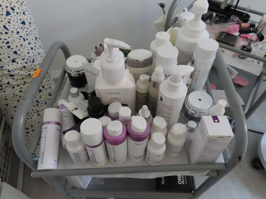 Div. møbler og vogne med indhold