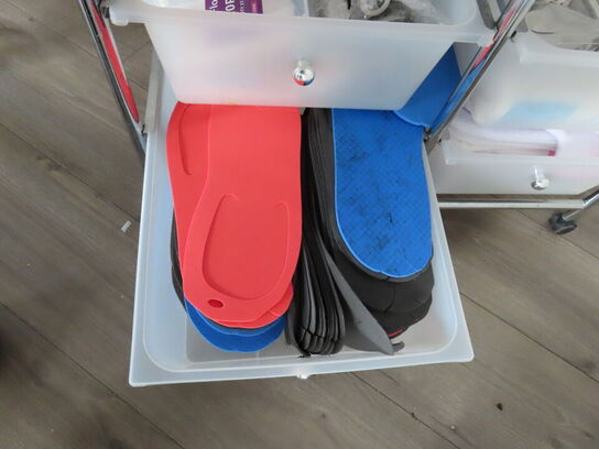 Behandlerbord, stol, skammel og vogne med indhold