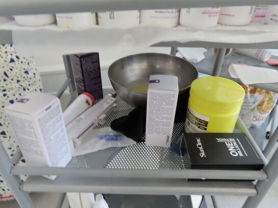 Div. møbler og vogne med indhold