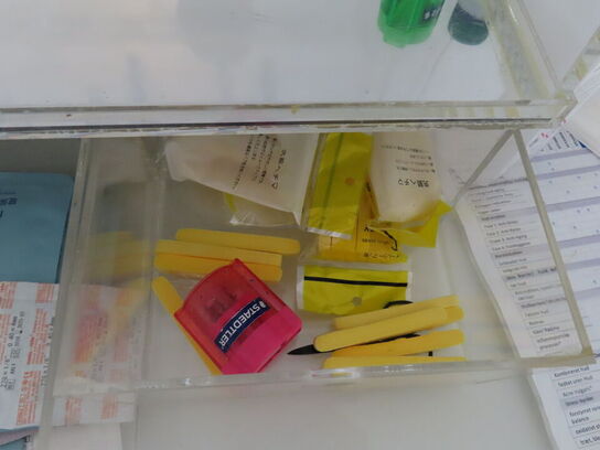 Div. møbler og vogne med indhold