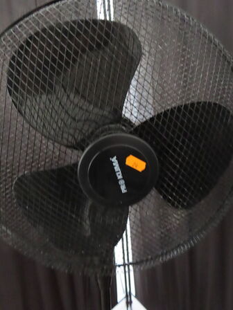 Skærmvæg og gulvventilator