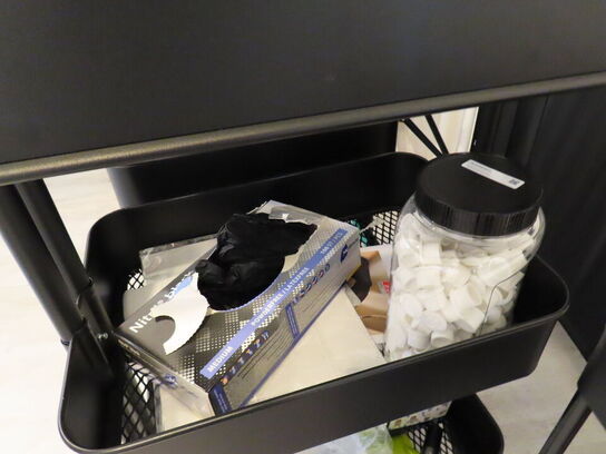 LOT Ændret! Div. møbler og vogne med indhold