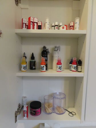 LOT Ændret! Div. møbler og vogne med indhold