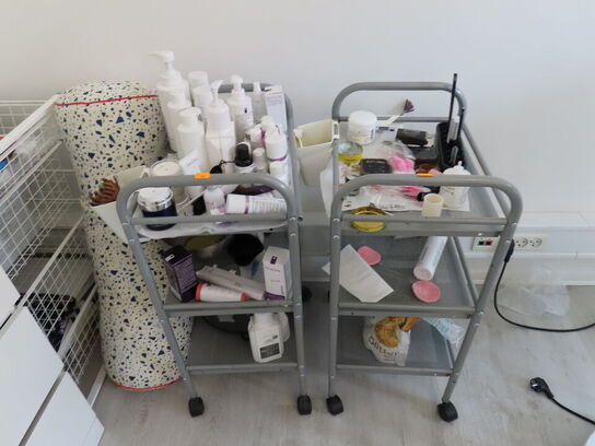 Div. møbler og vogne med indhold