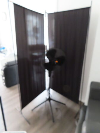 Skærmvæg og gulvventilator