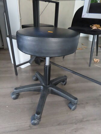 Behandlerbord, stol, skammel og vogne med indhold