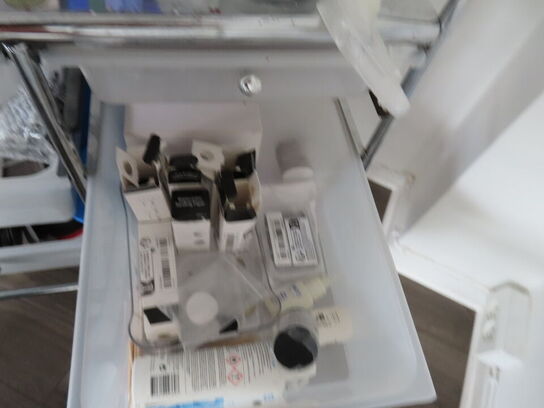 Behandlerbord, stol, skammel og vogne med indhold