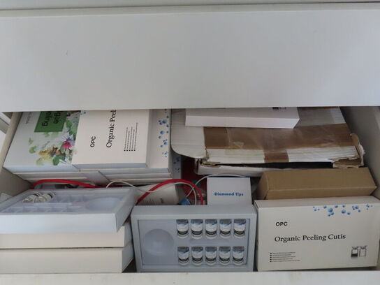 Div. møbler og vogne med indhold