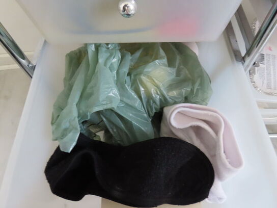 Div. møbler og vogne med indhold