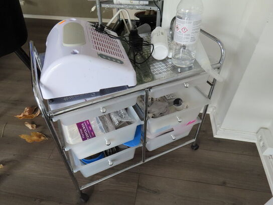 Behandlerbord, stol, skammel og vogne med indhold