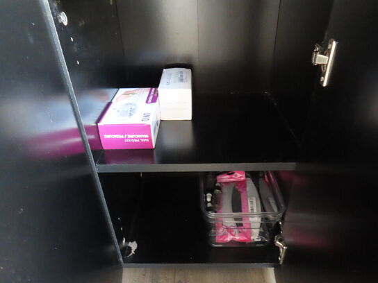 Behandlerbord, stol og reol med indhold