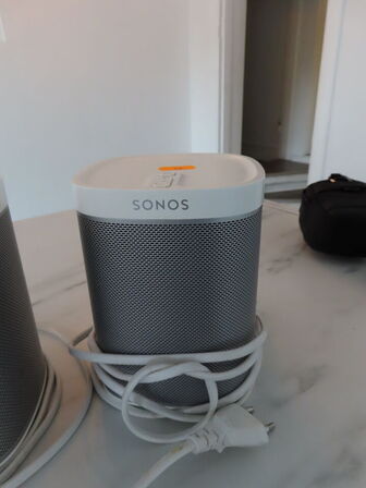 2 stk. højtalere, SONOS og 2 stk. overvågningskamera