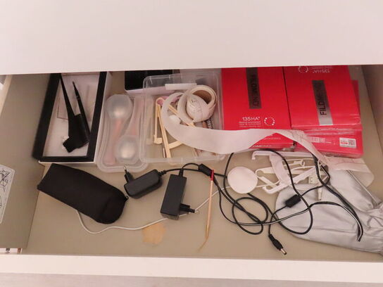 Div. møbler og vogne med indhold