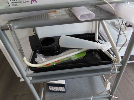 Behandlerbord, stol, skammel og vogne med indhold