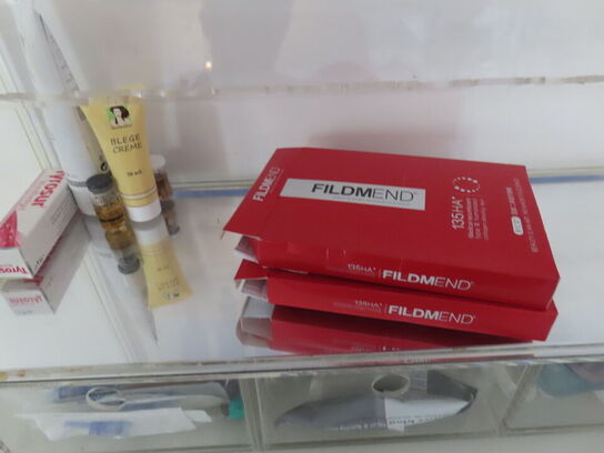 Div. møbler og vogne med indhold