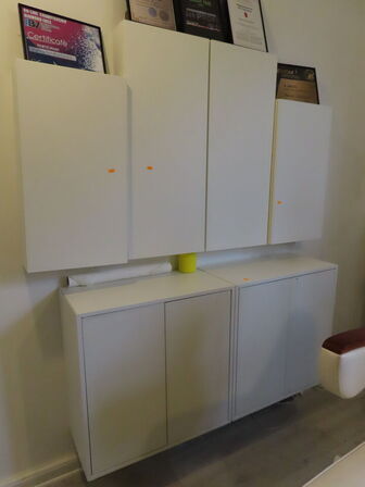 LOT Ændret! Div. møbler og vogne med indhold