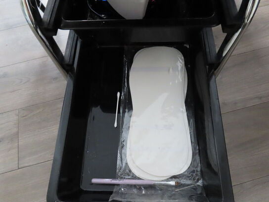 Behandlerbord, stol, skammel og vogne med indhold