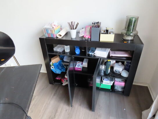 Behandlerbord, stol og reol med indhold