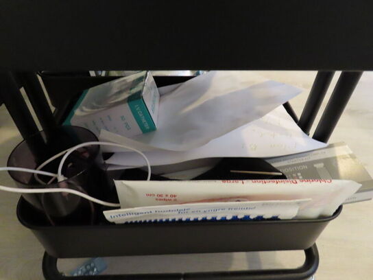 LOT Ændret! Div. møbler og vogne med indhold