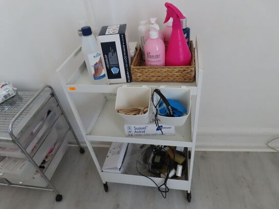 Div. møbler og vogne med indhold