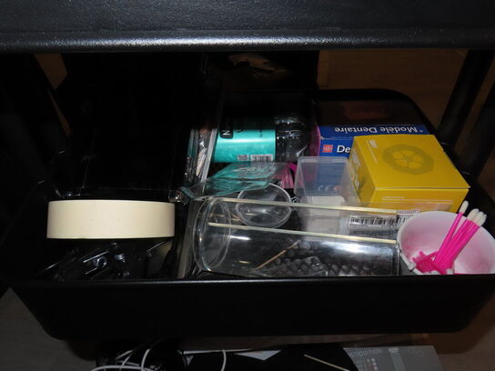 LOT Ændret! Div. møbler og vogne med indhold