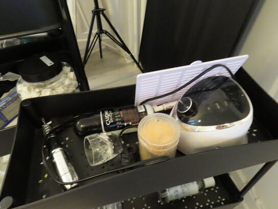 LOT Ændret! Div. møbler og vogne med indhold