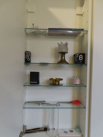 LOT Ændret! Div. møbler og vogne med indhold