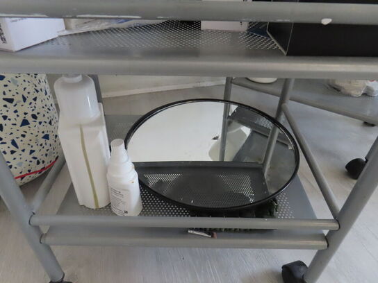 Div. møbler og vogne med indhold