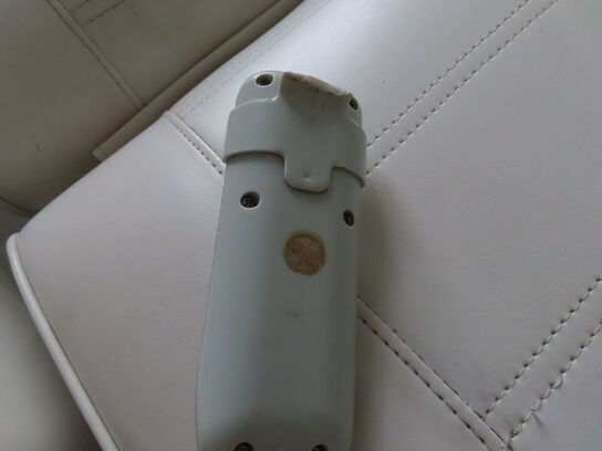 El-behandlerbriks med skammel og lampe