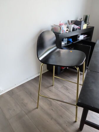 Behandlerbord, stol og reol med indhold