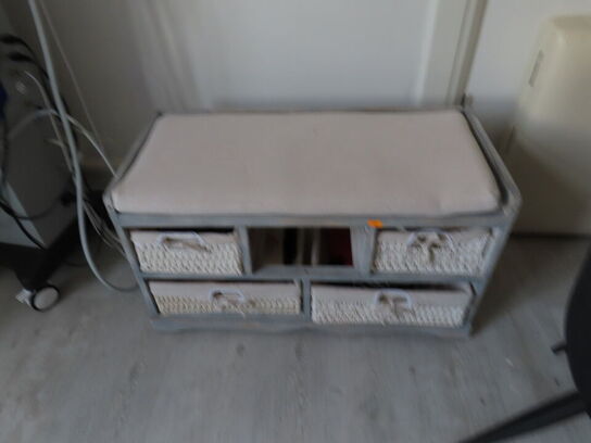 Div. møbler og vogne med indhold