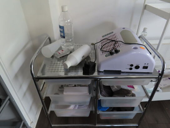 Behandlerbord, stol, skammel og vogne med indhold