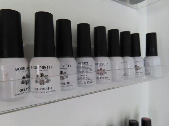 Behandlerbord, stol, skammel og vogne med indhold